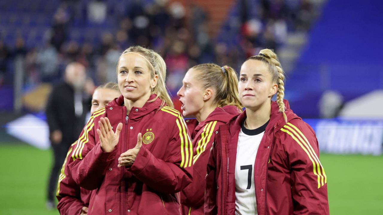 Kathrin Hendrich und Giulia Gwinn bedanken sich bei den Fans, Hendrich klatscht in die Hände.