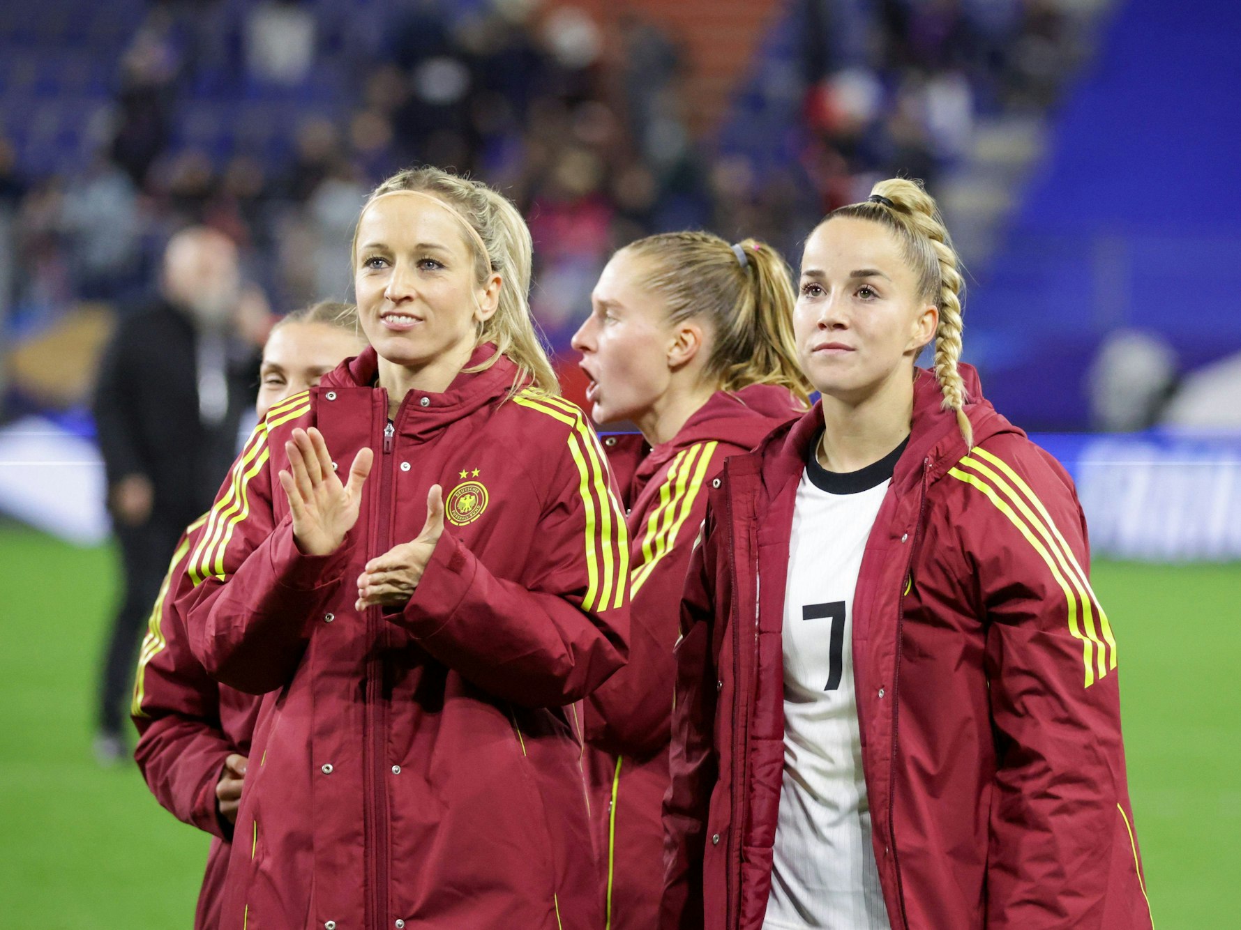 Kathrin Hendrich und Giulia Gwinn bedanken sich bei den Fans, Hendrich klatscht in die Hände.