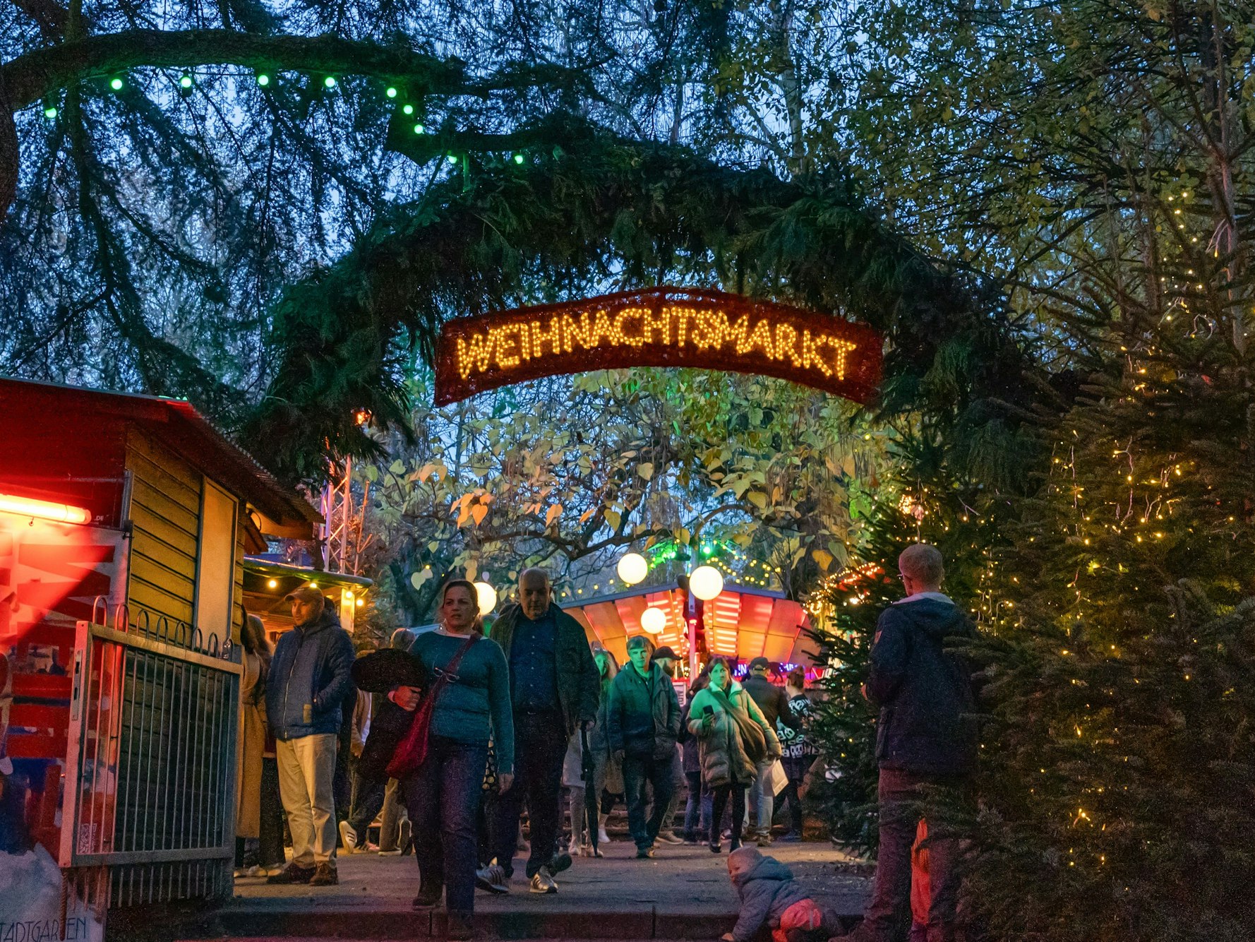 Der Weihnachtsmarkt im Stadtgarten eröffnete als einer der ersten Weihnachtsmärkte in der Stadt.