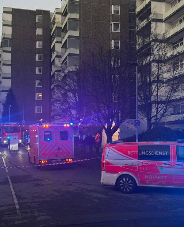 Feuerwehr und Rettungsdienstfahrzeuge stehen im Wohnpark Bensberg.