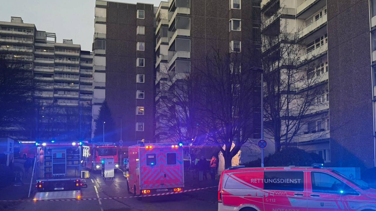 Feuerwehr und Rettungsdienstfahrzeuge stehen im Wohnpark Bensberg.