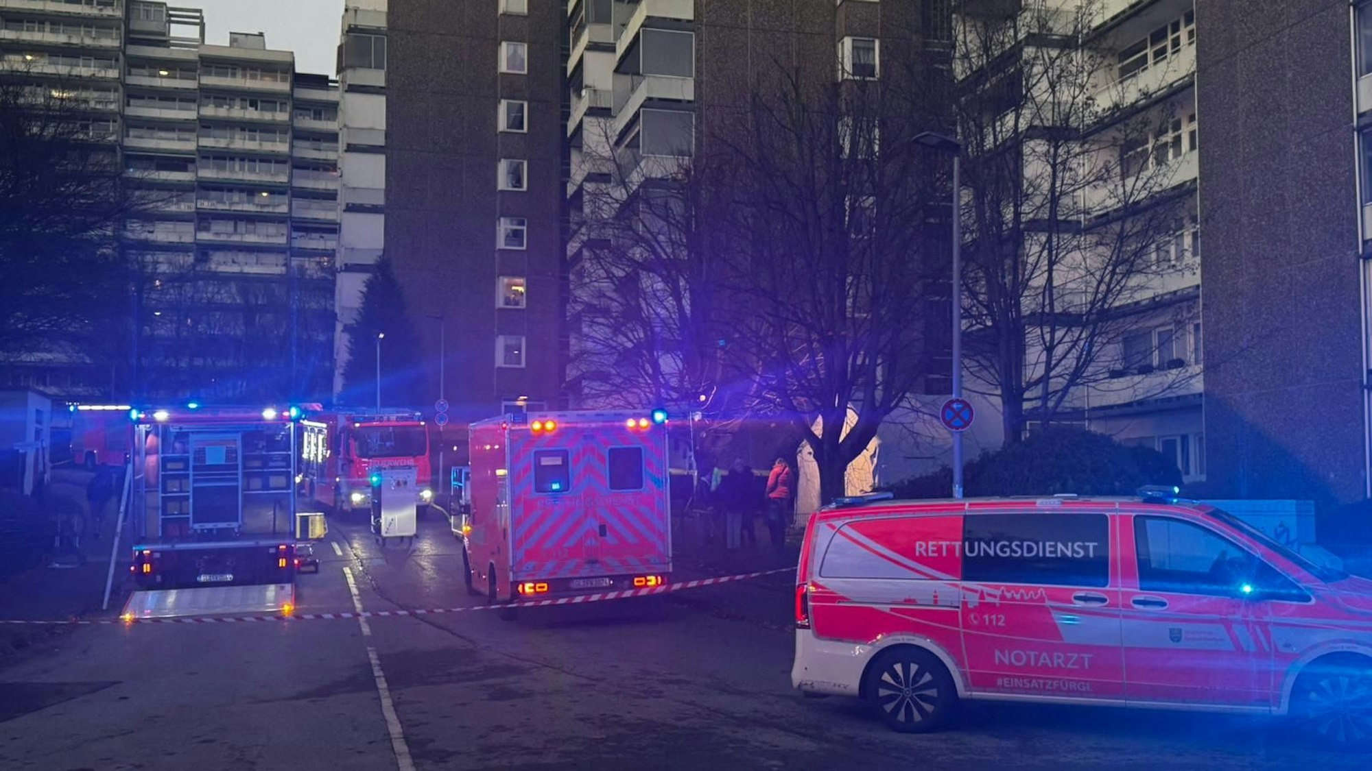 Feuerwehr und Rettungsdienstfahrzeuge stehen im Wohnpark Bensberg.