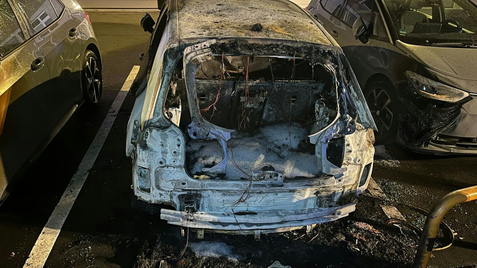 Ausgebrannter VW in Mettmann.