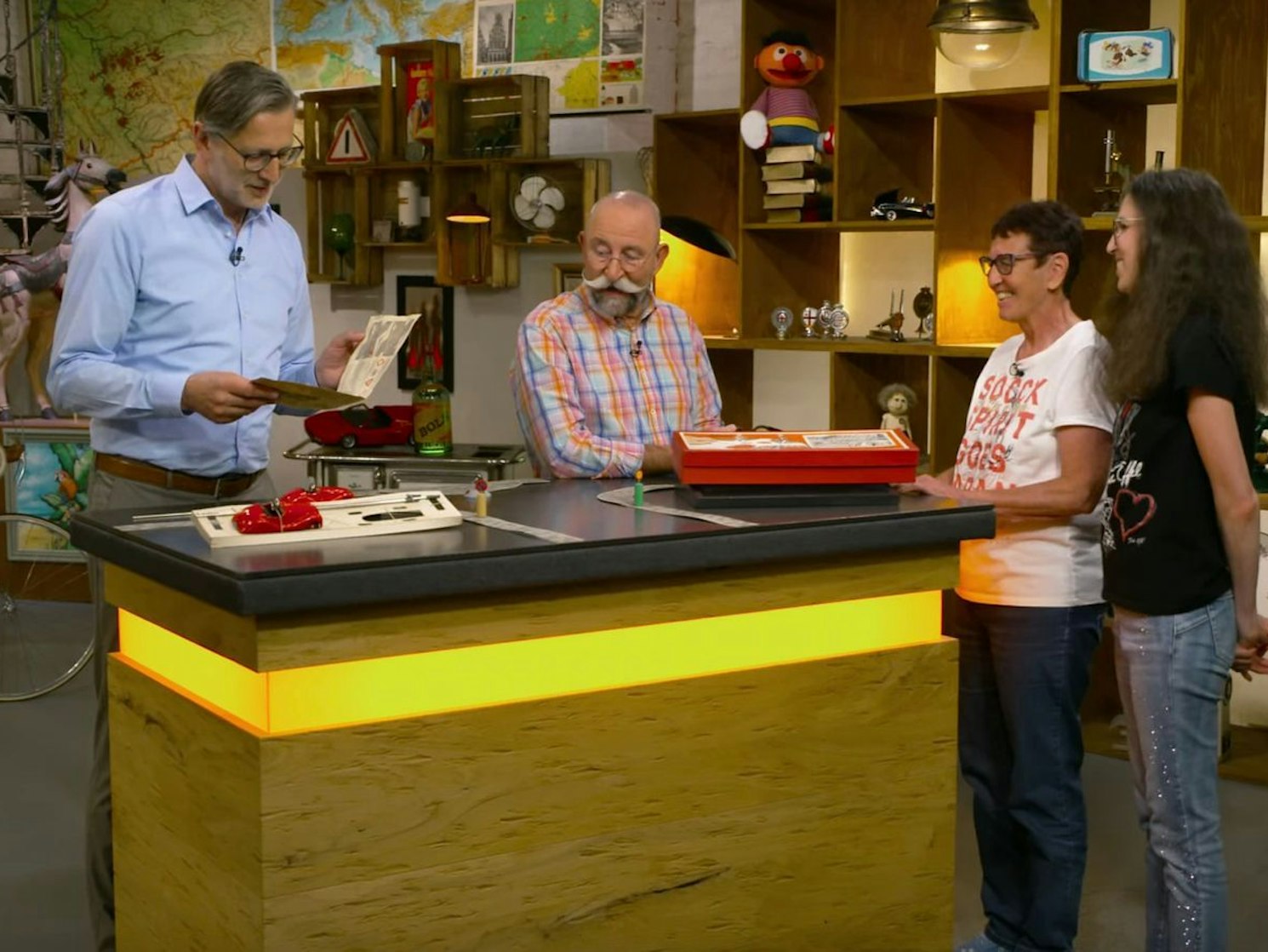Horst Lichter konnte sich in der Montagsausgabe der ZDF-Trödelshow „Bares für Rares“ kaum zurückhalten, als er das alte Schuco-Spielzeug auf dem Tresen sah. Die Verkäuferin hingegen konnte den hohen Schätzpreis kaum glauben. Und einem Händler wurde mit dem Verkehrsspiel sogar ein Geständnis entlockt ... (Bild: ZDF)