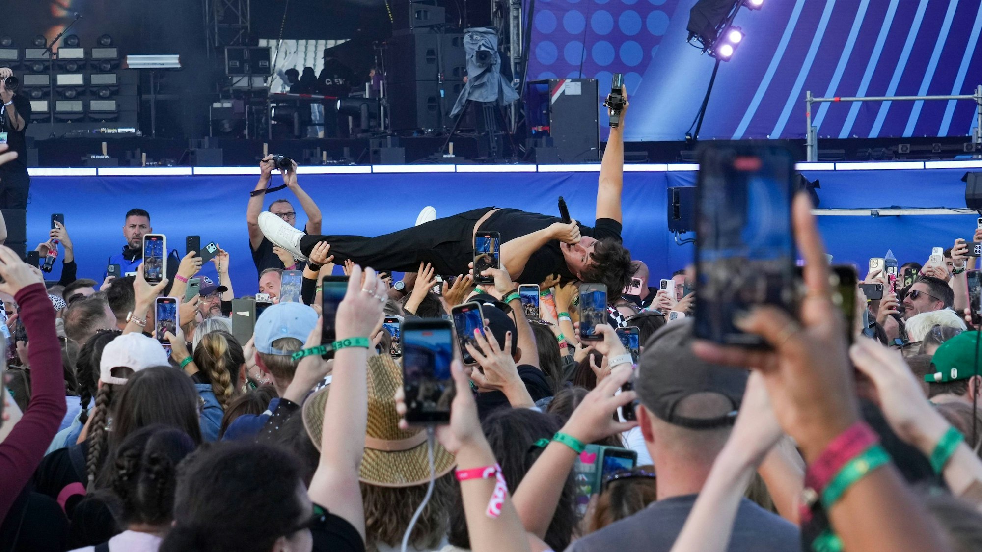 Wincent Weiss lässt sich vom Publikum auf Händen tragen.