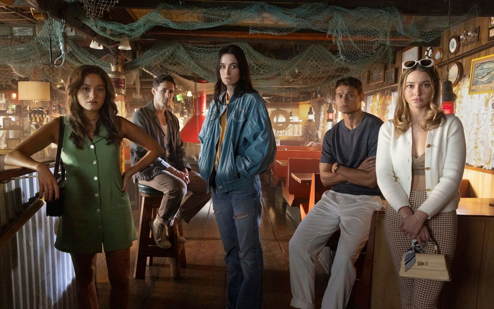 Schöne junge Menschen, denen ein blutiger Slasher-Albtraum bevorsteht: Chase Sui Wonders, Jonah Hauer-King, Sarah Pidgeon, Tariq Withers und Madelyn Cline (von links) spielen die Hauptrollen in „Ich weiß, was du letzten Sommer getan hast“. (Bild: Plaion Pictures)