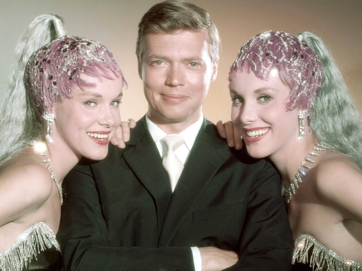 Alice und Ellen Kessler waren unzertrennlich. Nur in der Liebe gingen sie getrennte Wege. Hier sind sie mit dem Schauspieler Karlheinz Böhm in „La Paloma“ (1959) zu sehen.