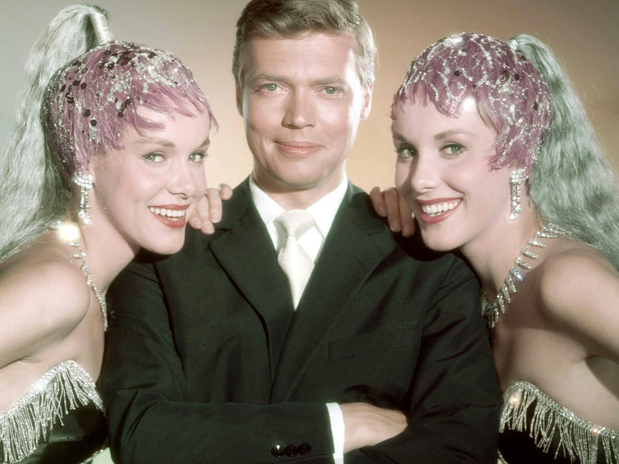 Alice und Ellen Kessler waren unzertrennlich. Nur in der Liebe gingen sie getrennte Wege. Hier sind sie mit dem Schauspieler Karlheinz Böhm in „La Paloma“ (1959) zu sehen.