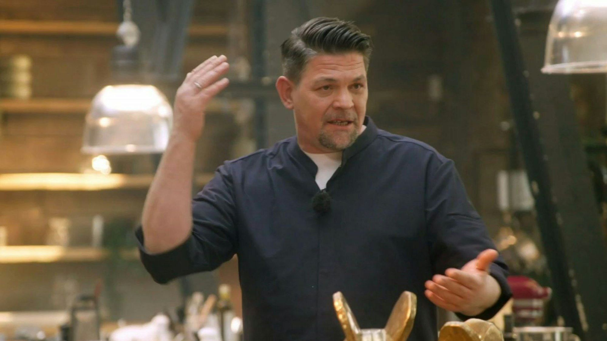 Tim Mälzer appelliert an das Selbstbewusstsein seiner Talente - lange ohne Erfolg. (Bild: RTL)