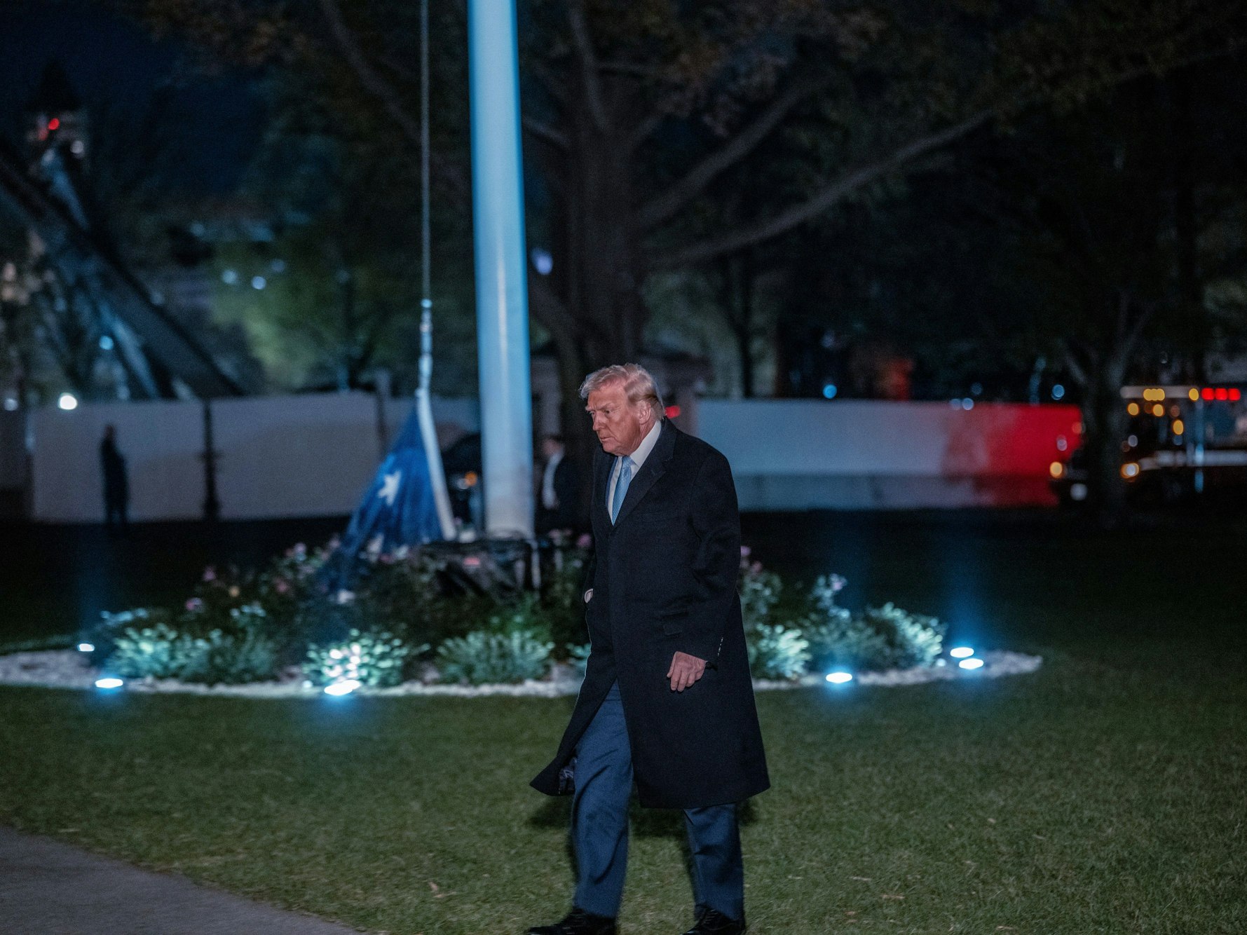 Donald Trump kehrt am 16. November von seinem Anwesen Mar-a-Lago in Florida nach Washington, D.C. zurück.Im Hintergrund deutlich zu sehen: die US-Flagge auf dem Boden.
