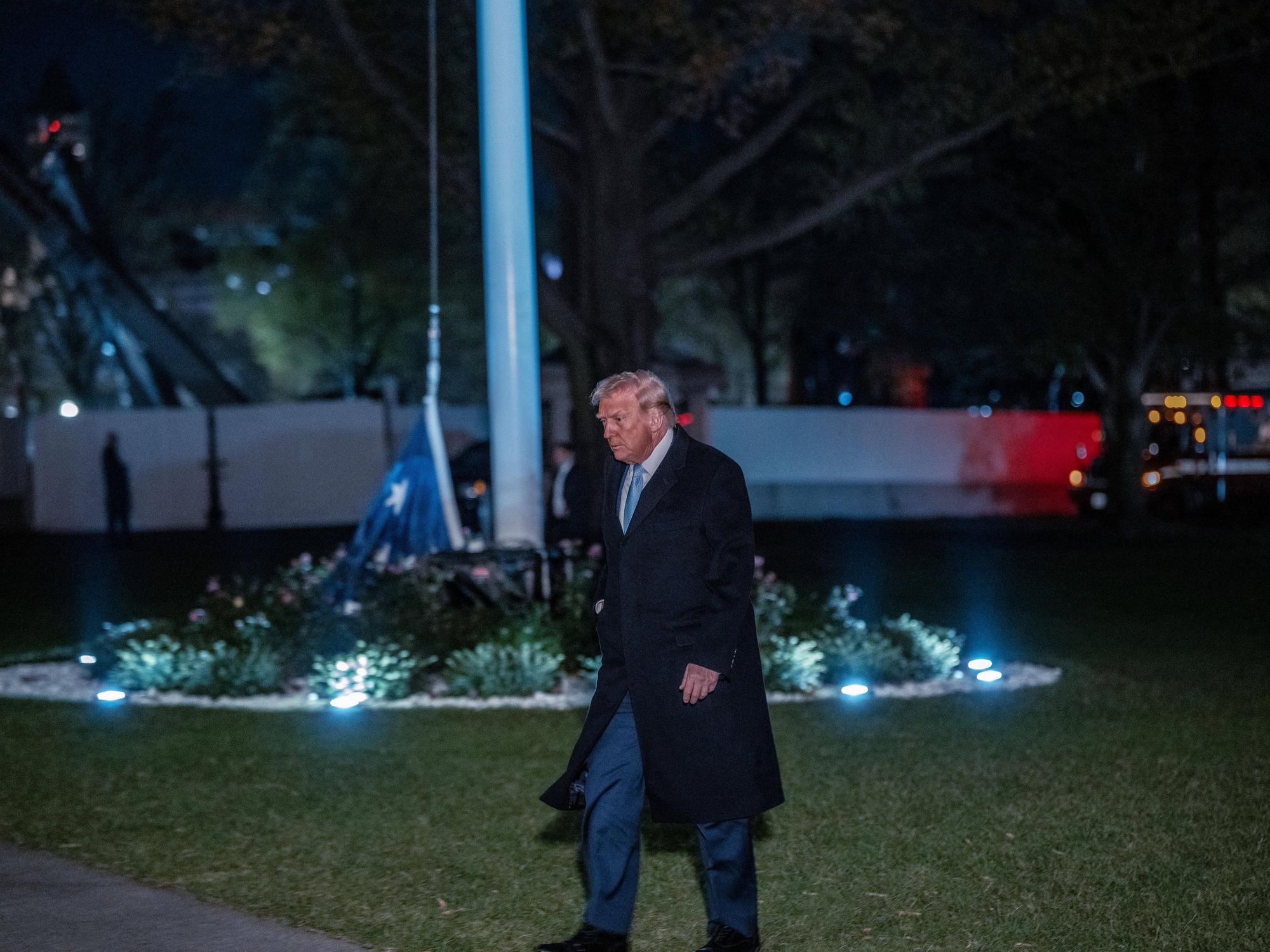 Donald Trump kehrt am 16. November von seinem Anwesen Mar-a-Lago in Florida nach Washington, D.C. zurück.Im Hintergrund deutlich zu sehen: die US-Flagge auf dem Boden.