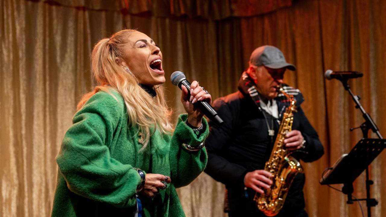 Linda Teodosiu singt auf dem Weihnachtsmarkt am Neumarkt.