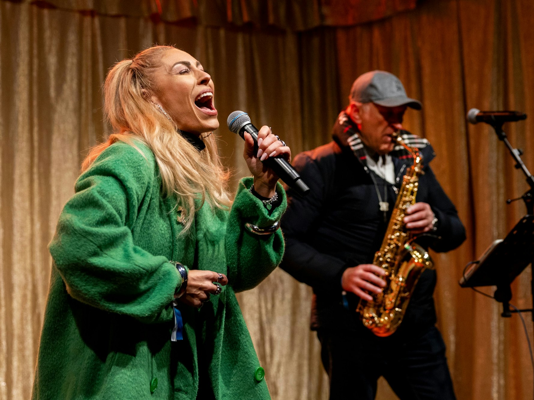 Linda Teodosiu singt auf dem Weihnachtsmarkt am Neumarkt.