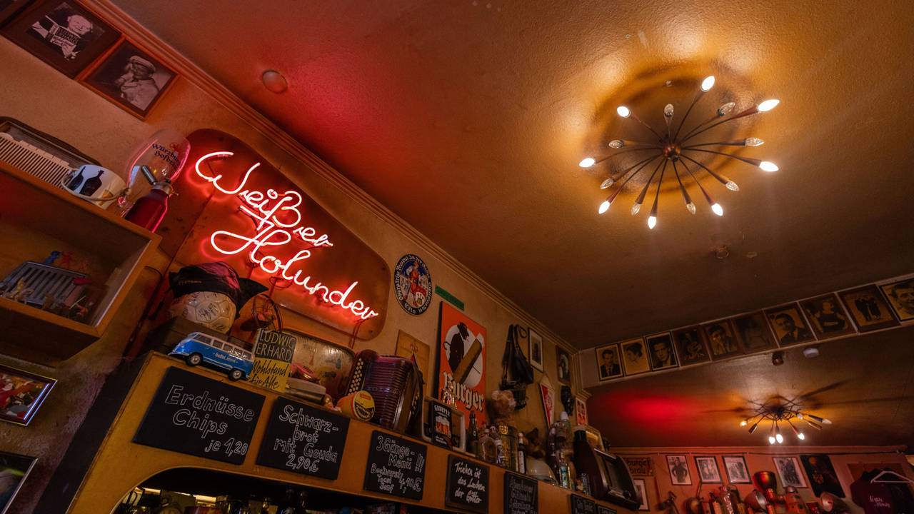 Blick in die Kneipe „Weißer Holunder“, in der Helge Schneider seine neue Tournee „Ellbogen vom Tich“ vorgestellt hat.