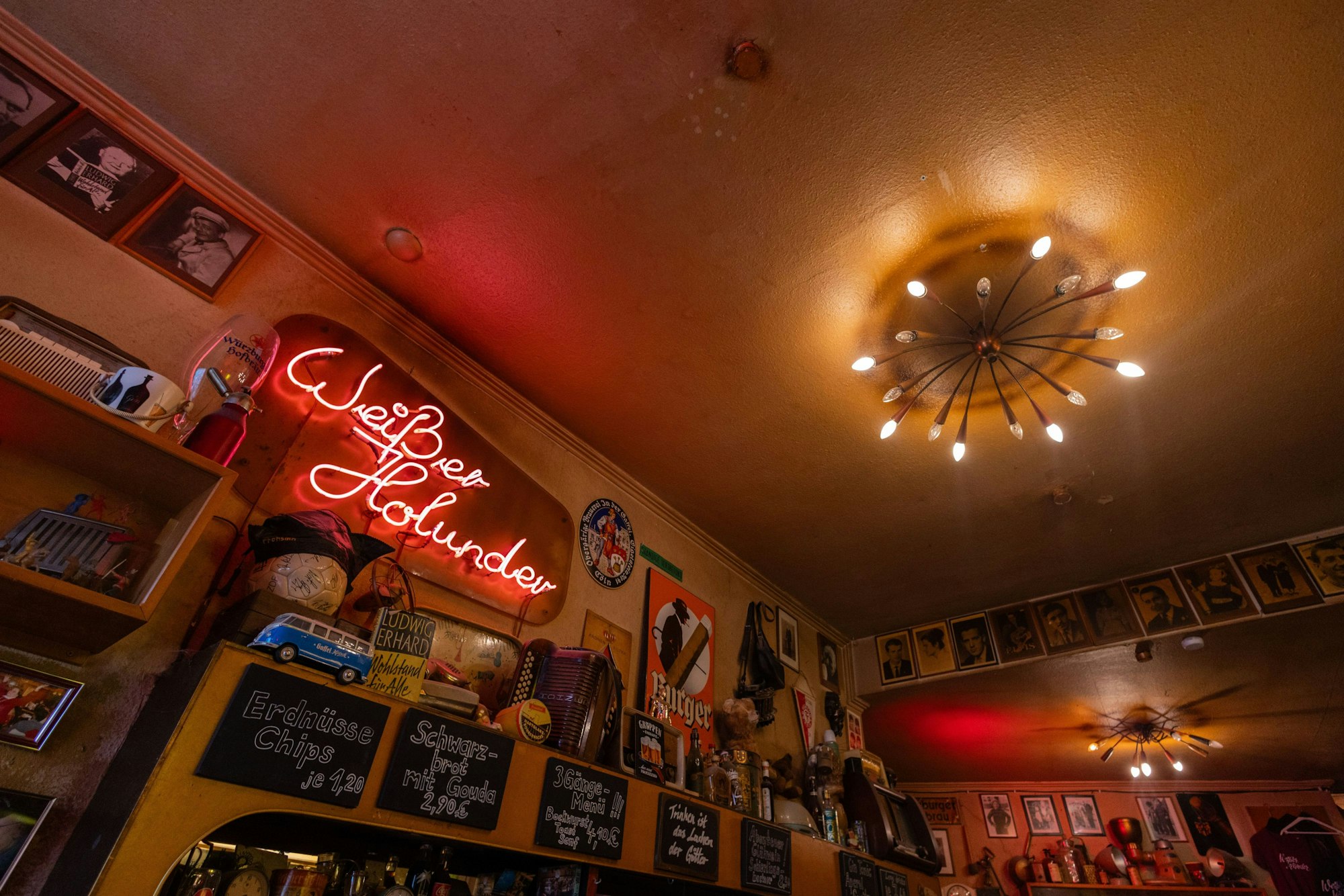 Blick in die Kneipe „Weißer Holunder“, in der Helge Schneider seine neue Tournee „Ellbogen vom Tich“ vorgestellt hat.