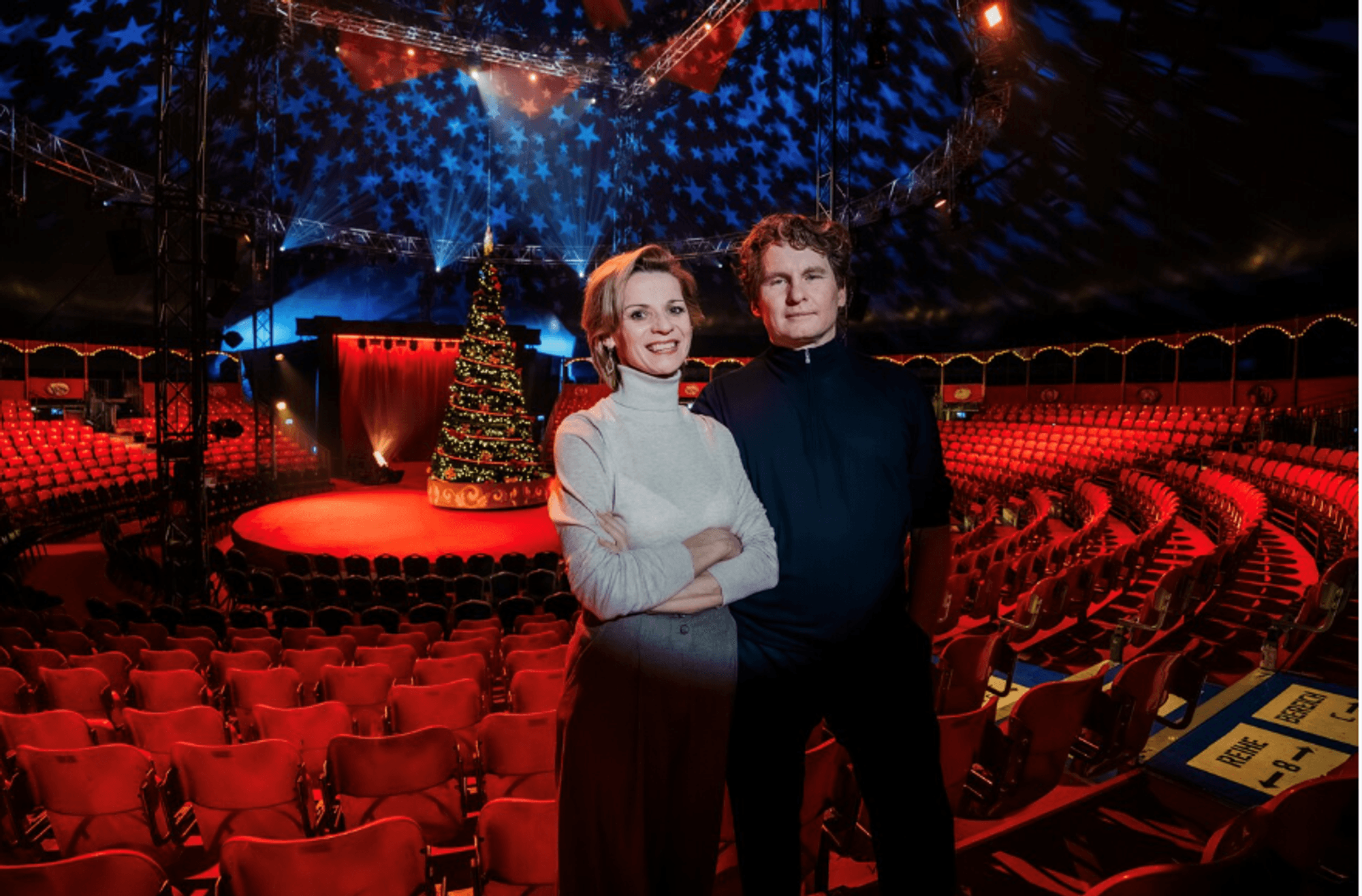 Direktor Ilja Smitt und Kreativdirektorin Katja Smitt stehen im Zelt des Kölner Weihnachtscircus.