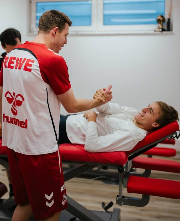Dominique Heintz klatscht mit Timo Hübers ab.