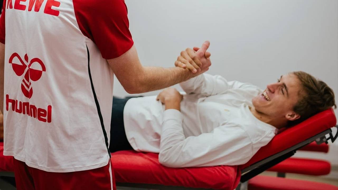 Dominique Heintz klatscht mit Timo Hübers ab.