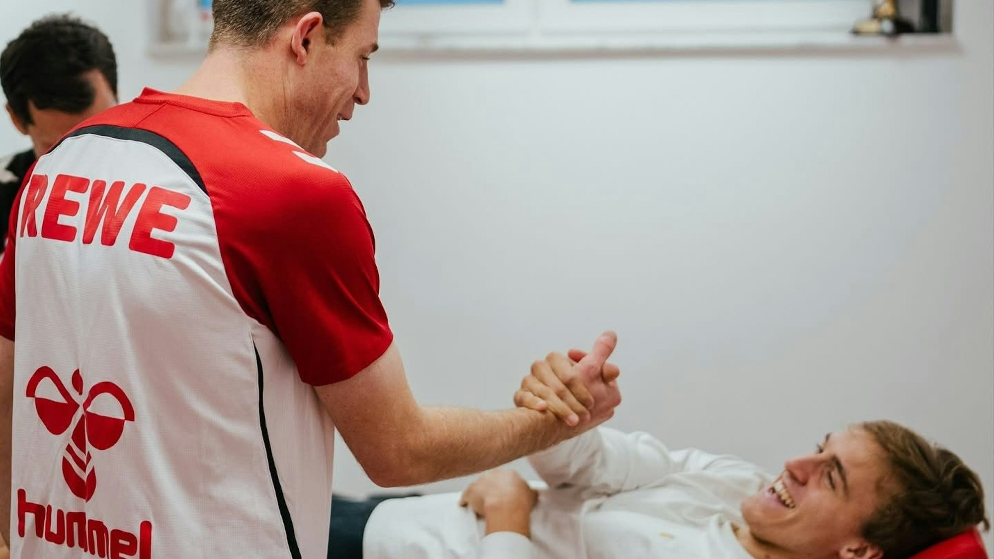 Dominique Heintz klatscht mit Timo Hübers ab.