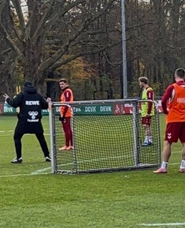 Lukas Kwasniok erklärt den Spielern des 1. FC Köln am 18. November 2025, was er beim Eins-gegen-Eins verlangt.