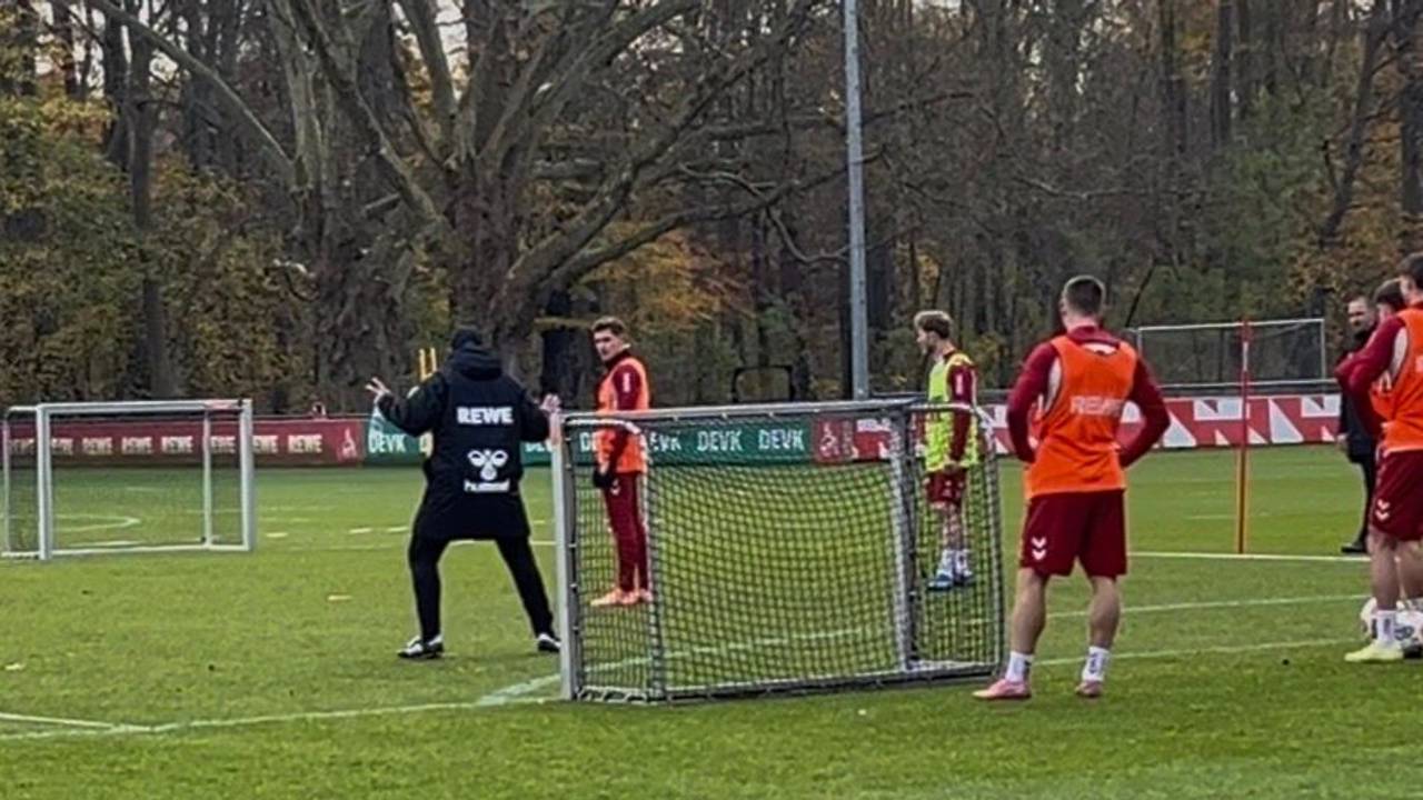 Lukas Kwasniok erklärt den Spielern des 1. FC Köln am 18. November 2025, was er beim Eins-gegen-Eins verlangt.