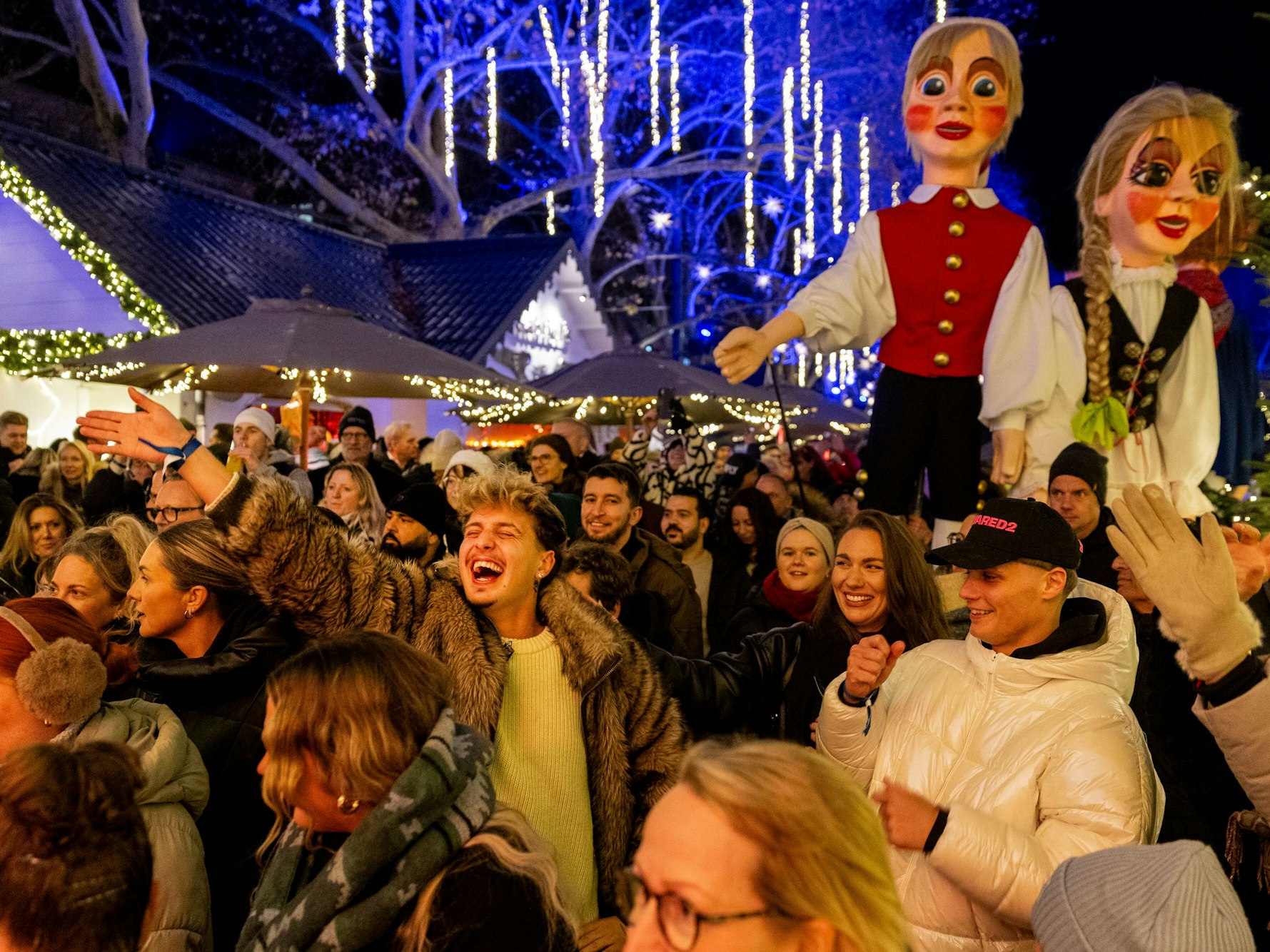 Publikum auf dem Neumarkt beim Auftritt von Linda Teodosiu.