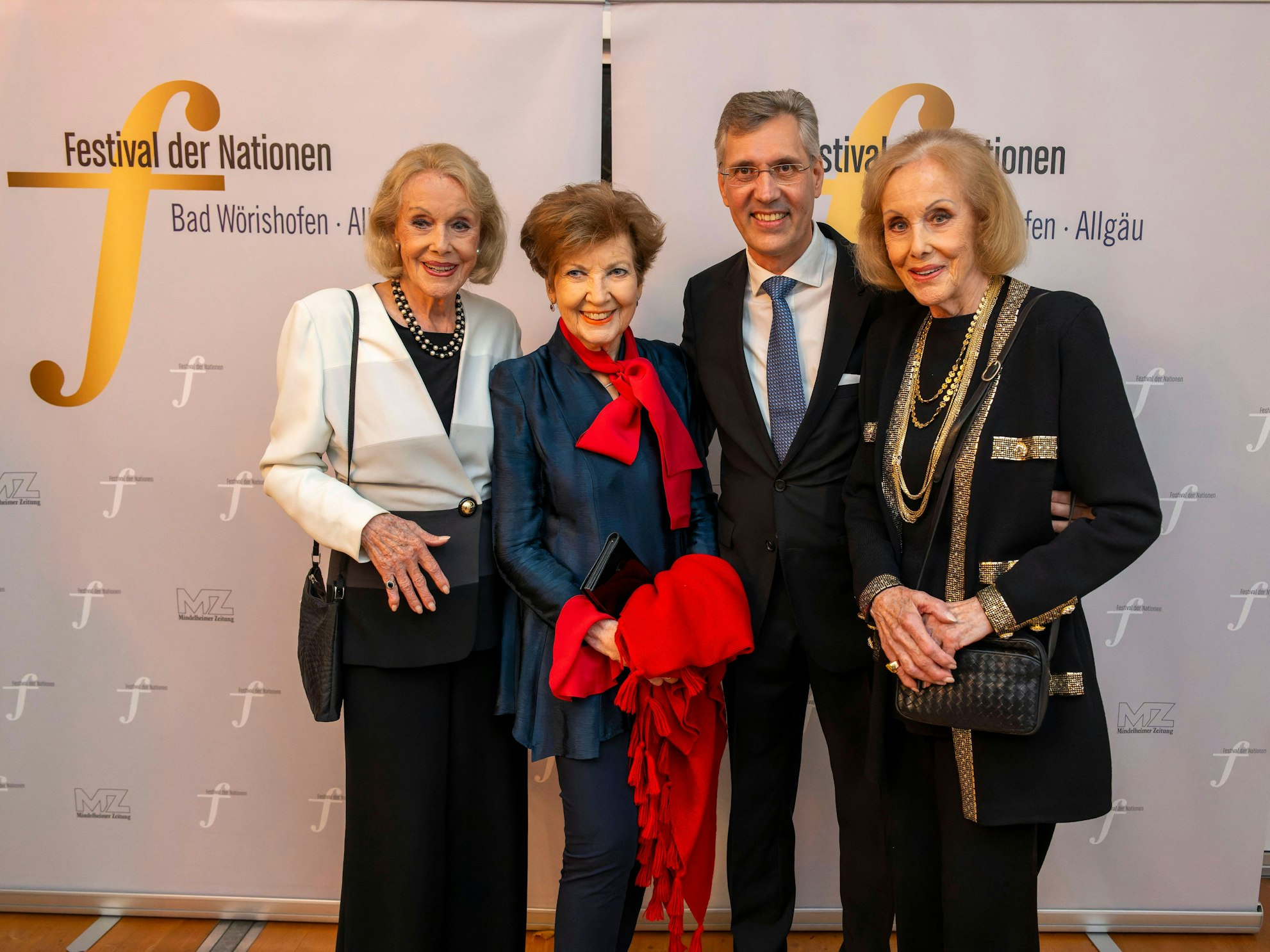 Die Kesser-Zwillinge Alice und Ellen Kessler, Winfried Roch (Intendant des Klassikfestival Bad Wörishofen) und BR-Moderatorin Carolin Reiber