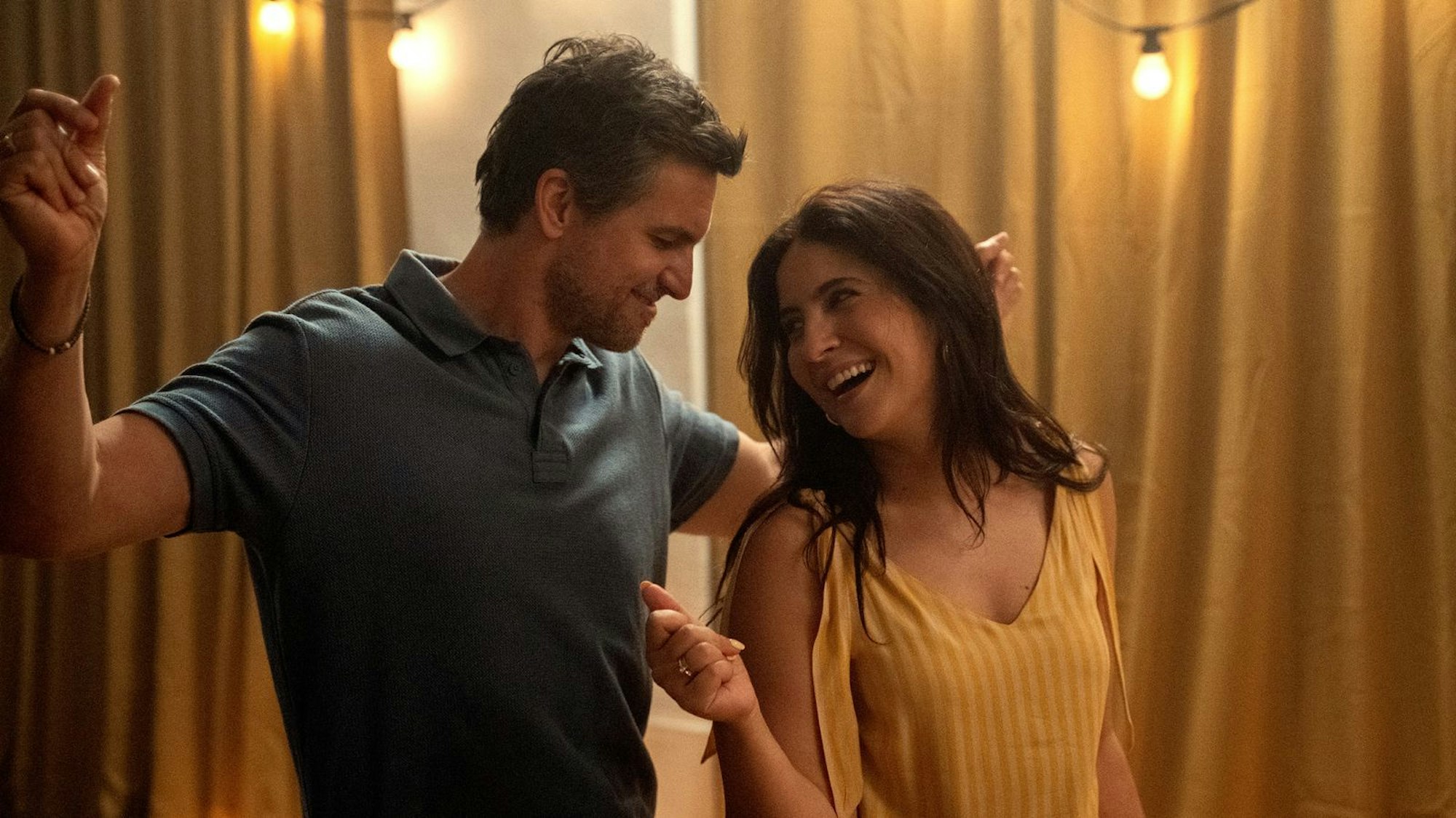 Die Ehe von Frank (Tom Beck) und Lisa (Chryssanthi Kavazi) läuft gut. Doch dann kommt die KI dazwischen ... (Bild: ZDF und Paul Tchurz)