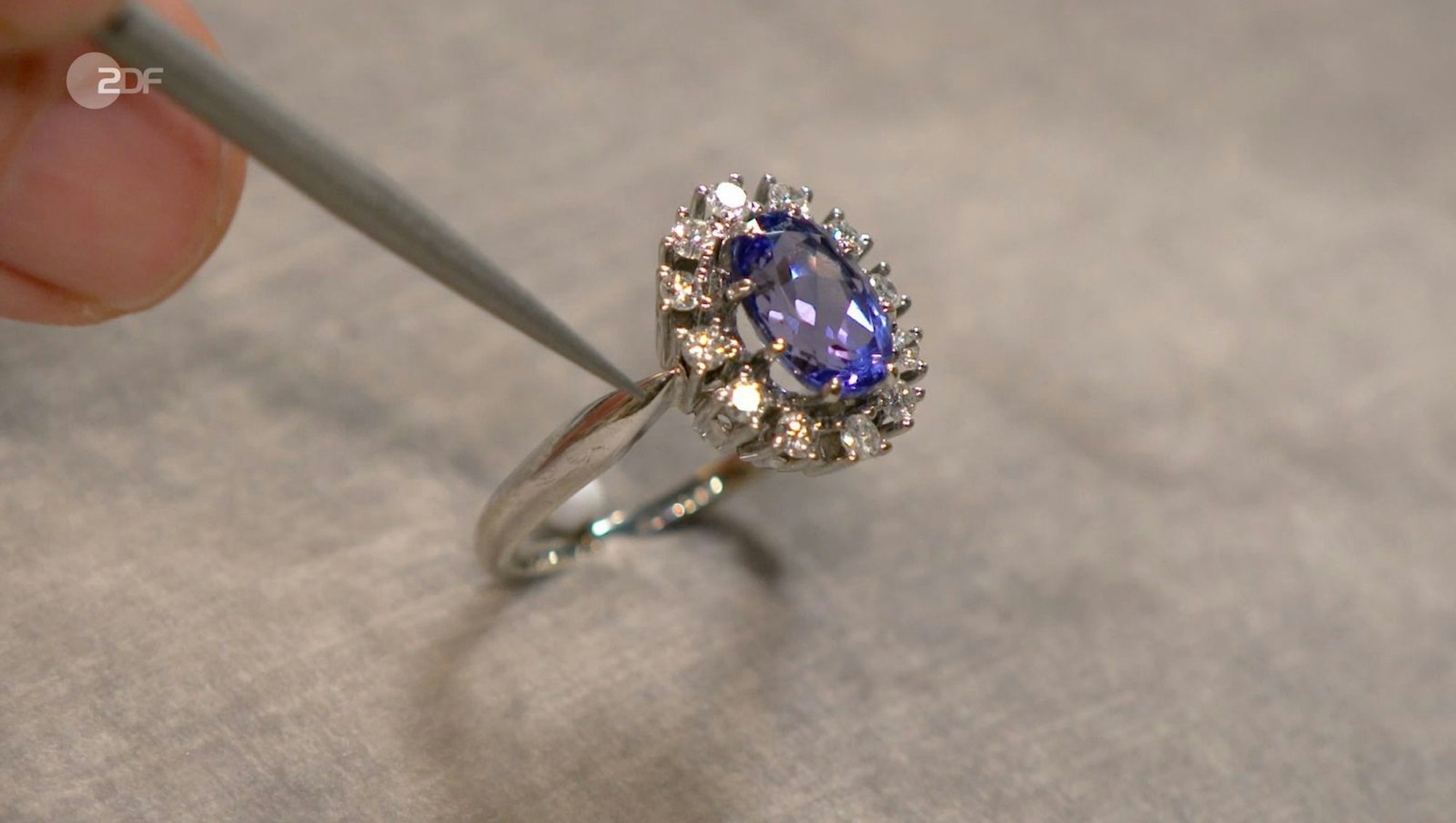 Zuerst war Experte Patrick Lessmann an der Reihe. Vor ihm lag ein Goldring mit insgesamt zwölf Diamanten. (Bild: ZDF)