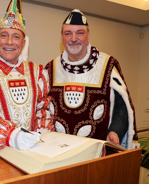 Jungfrau Marlis, Prinz René I. und Bauer Michael im Ornat.