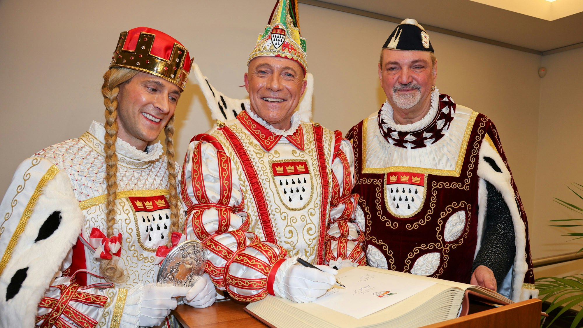 Jungfrau Marlis, Prinz René I. und Bauer Michael im Ornat.