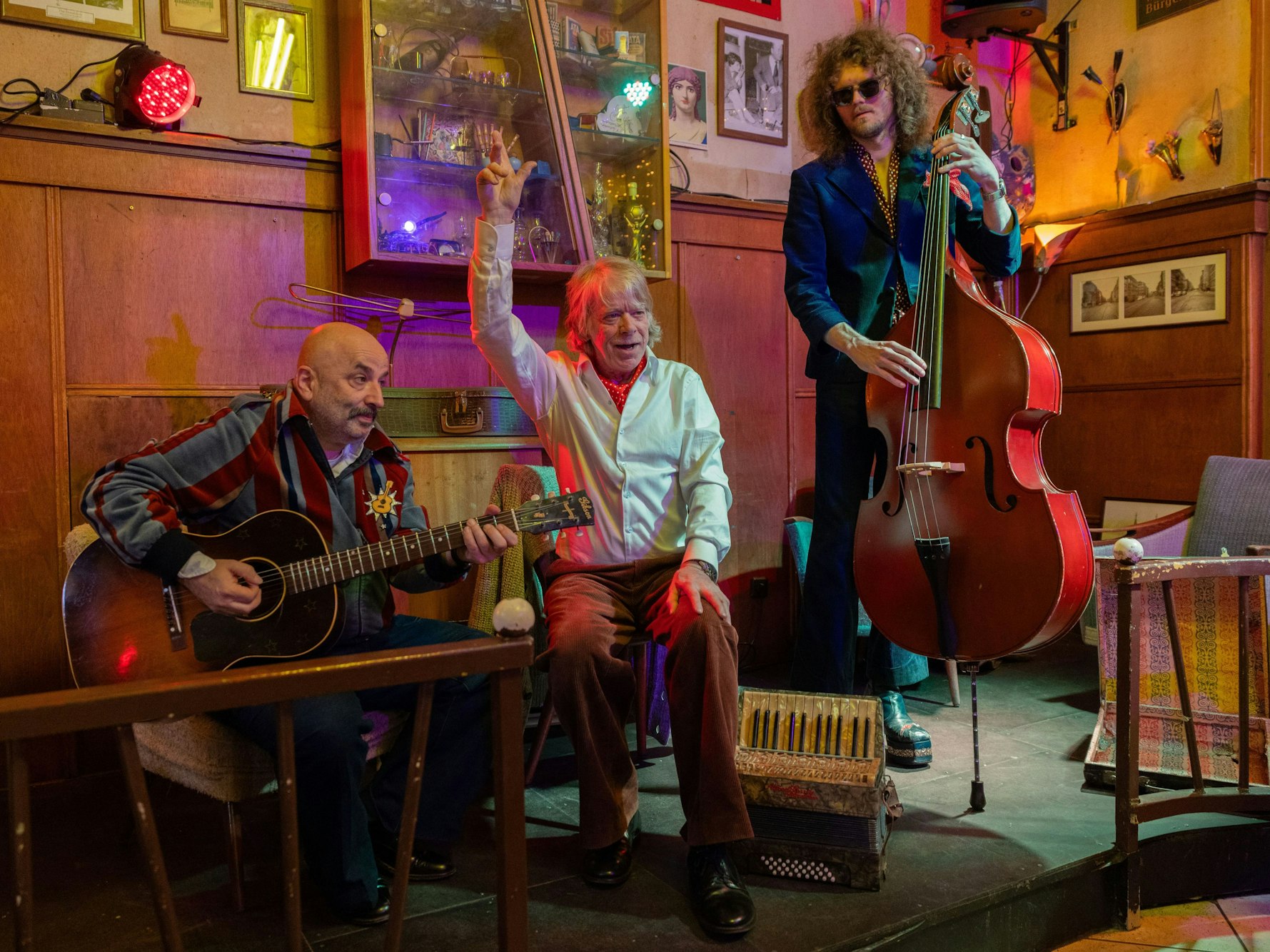Helge Schneider (Mitte) bei einer Pressekonferenz zu seiner neuen Tournee „Ellbogen vom Tich“.