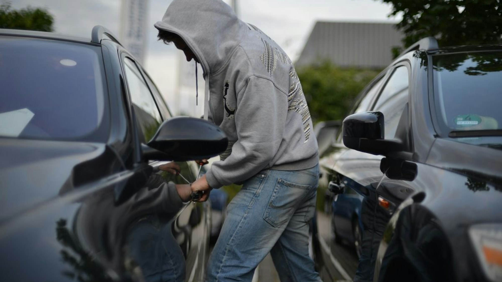 Aufgebrochenes Auto (Symbolbild).