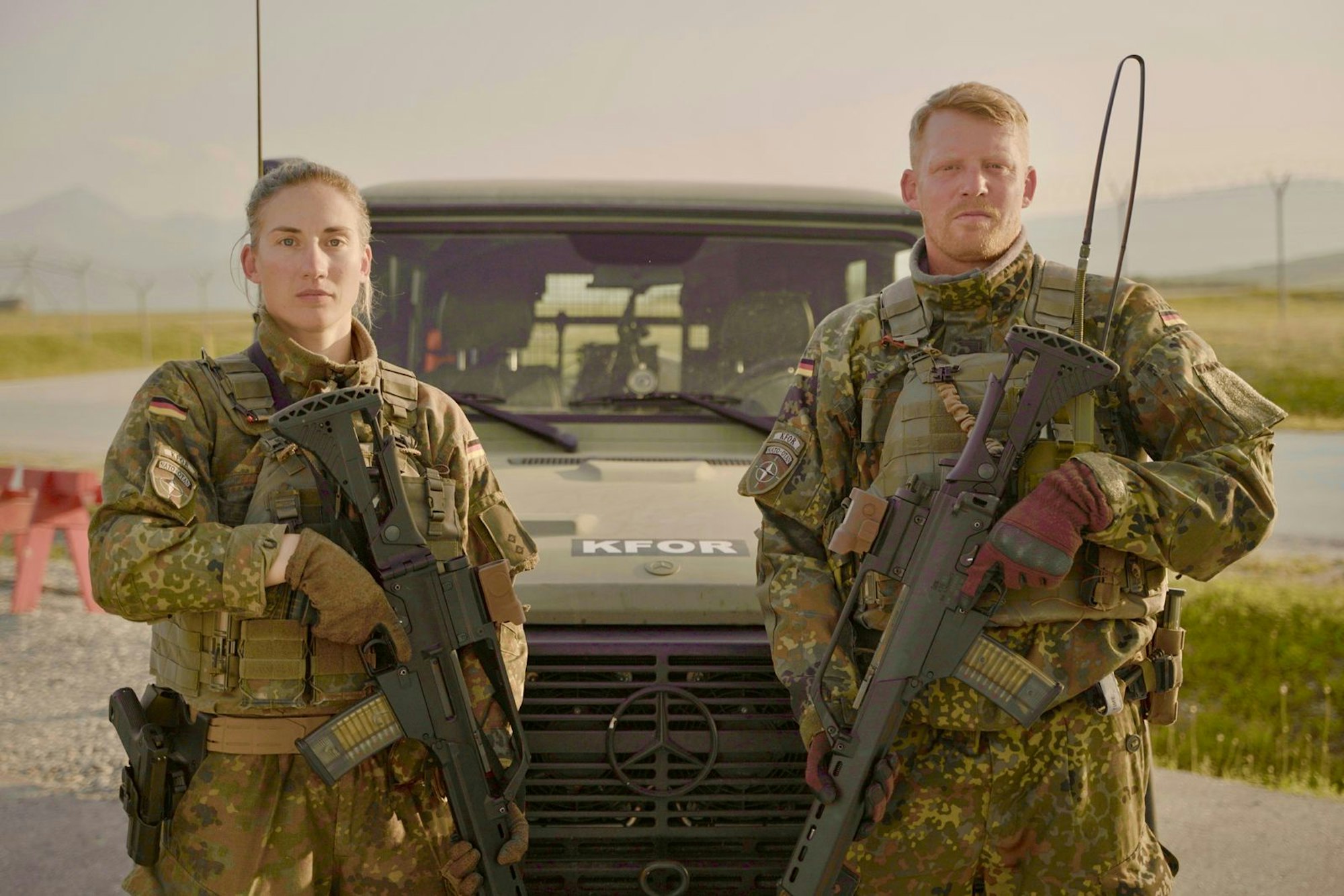 Alina (33) und Peter (39) sind für die Bundeswehr im Kosovo im Einsatz. (Bild: ZDF/Luise Schröder)