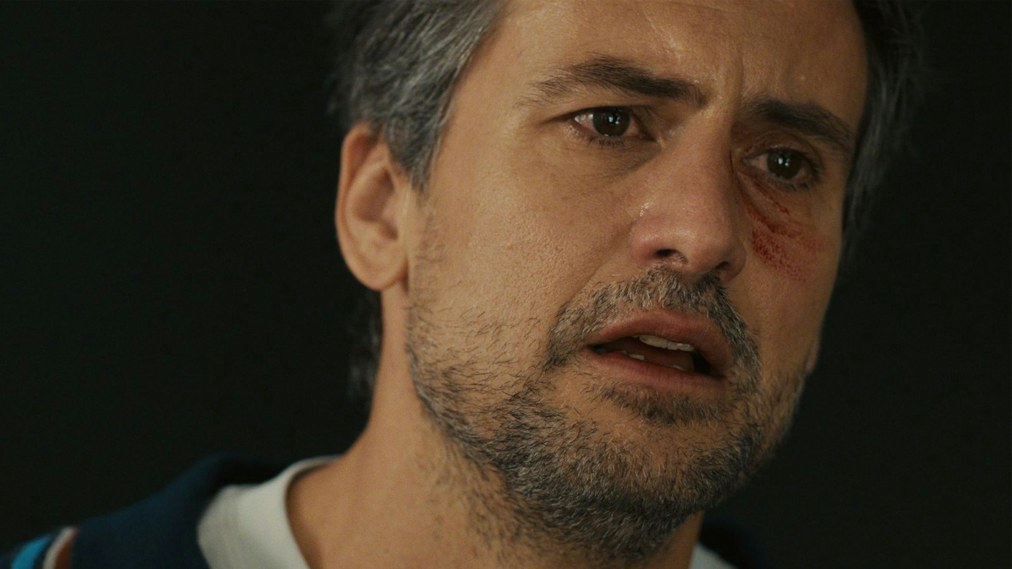 Verliebt Frank (Tom Beck) sich in die KI? (Bild: ZDF und Micky Graeter)