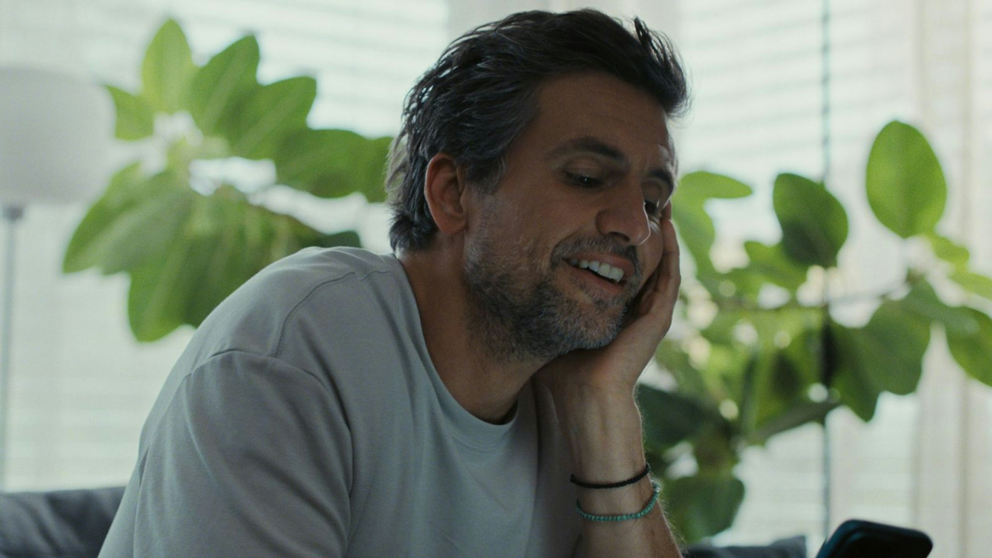 Frank (Tom Beck) wendet sich mit seinen Bedürfnissen an Maia. Sie ist eine KI. (Bild: ZDF und Micky Graeter)