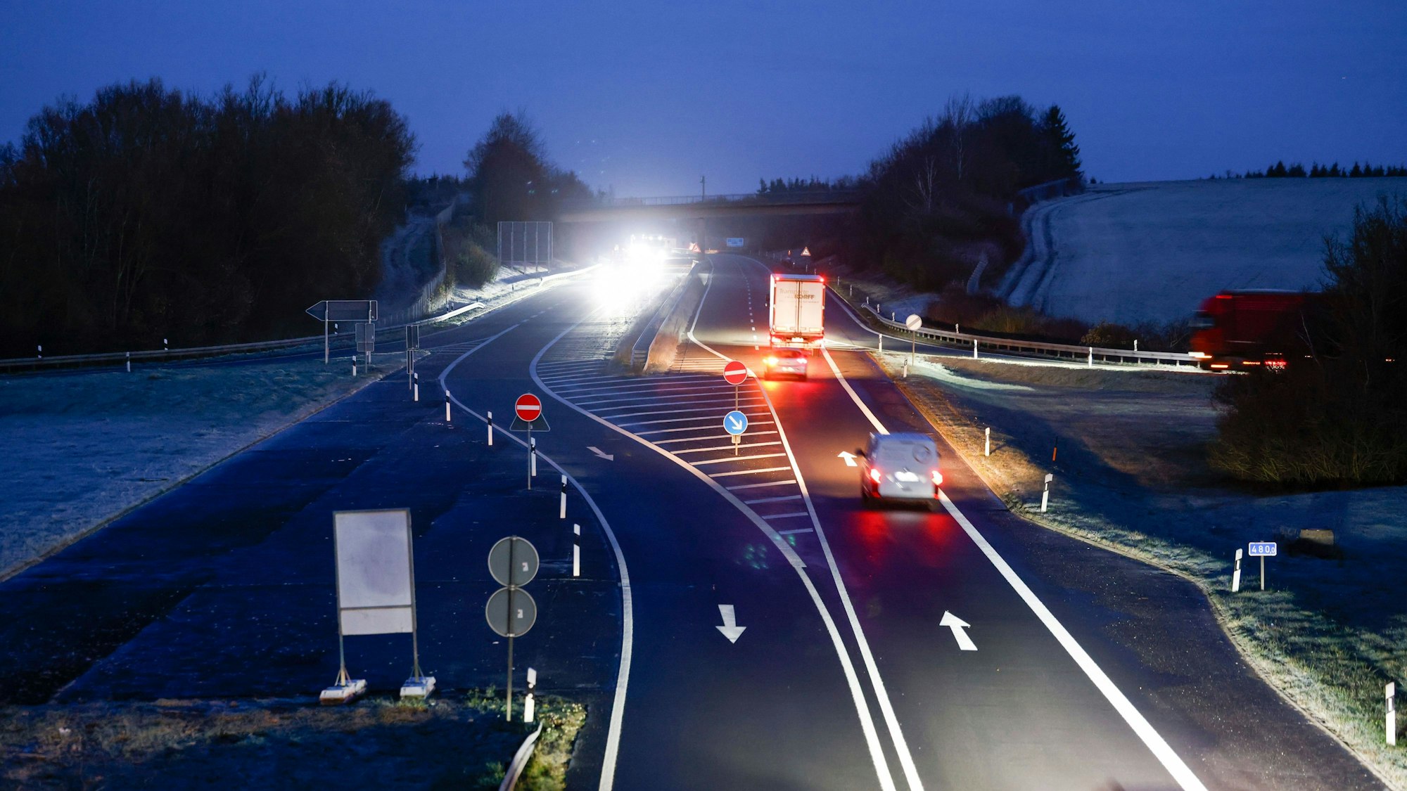 Blick auf das letzte Teilstück der Autobahn A1 bei Tondorf. Seit vielen Jahren klafft in der Autobahn A1 in der Eifel eine rund 25 Kilometer lange Lücke.