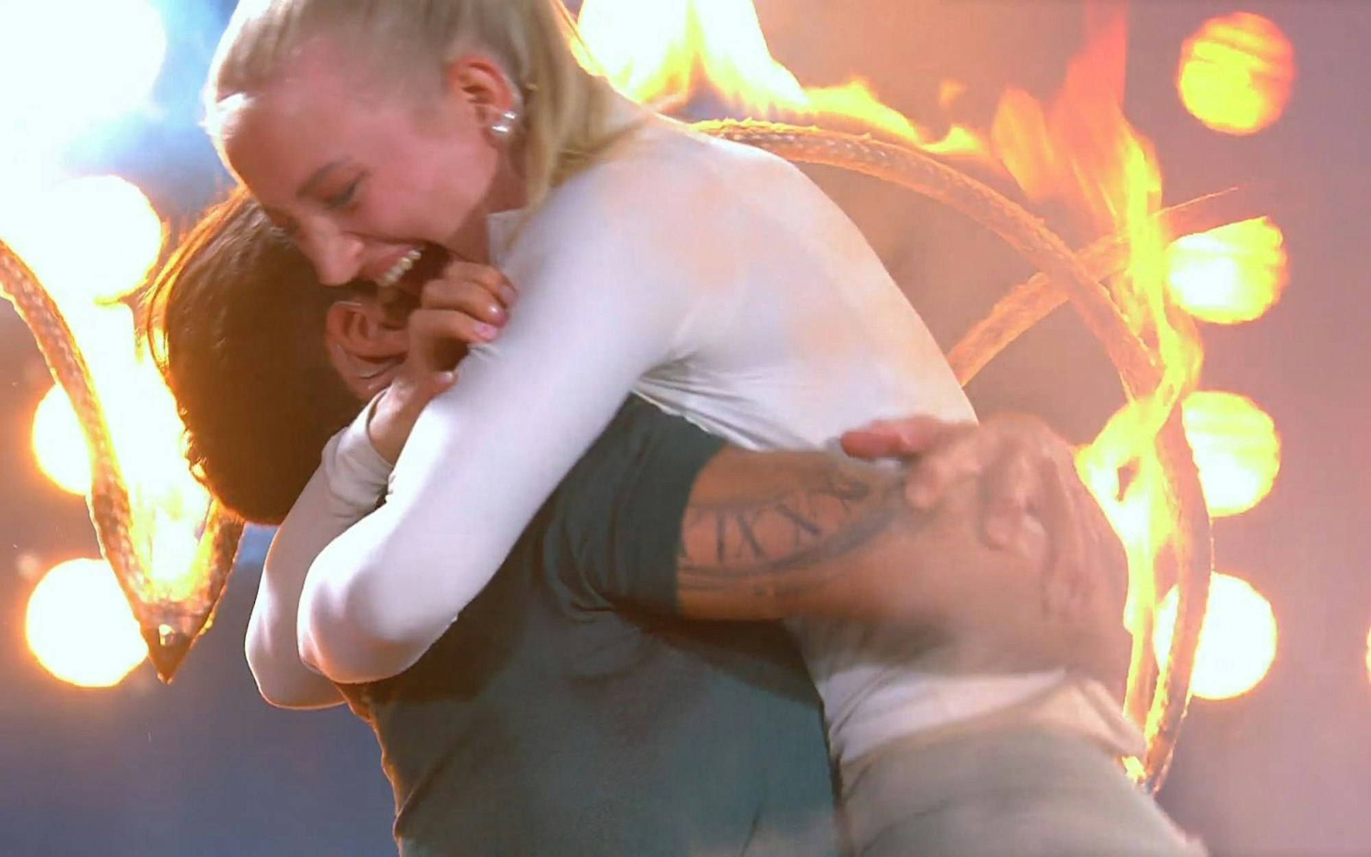 Gewonnen! Ein kleiner Moment der Innigkeit zwischen Micha und Edda (Bild: RTL)