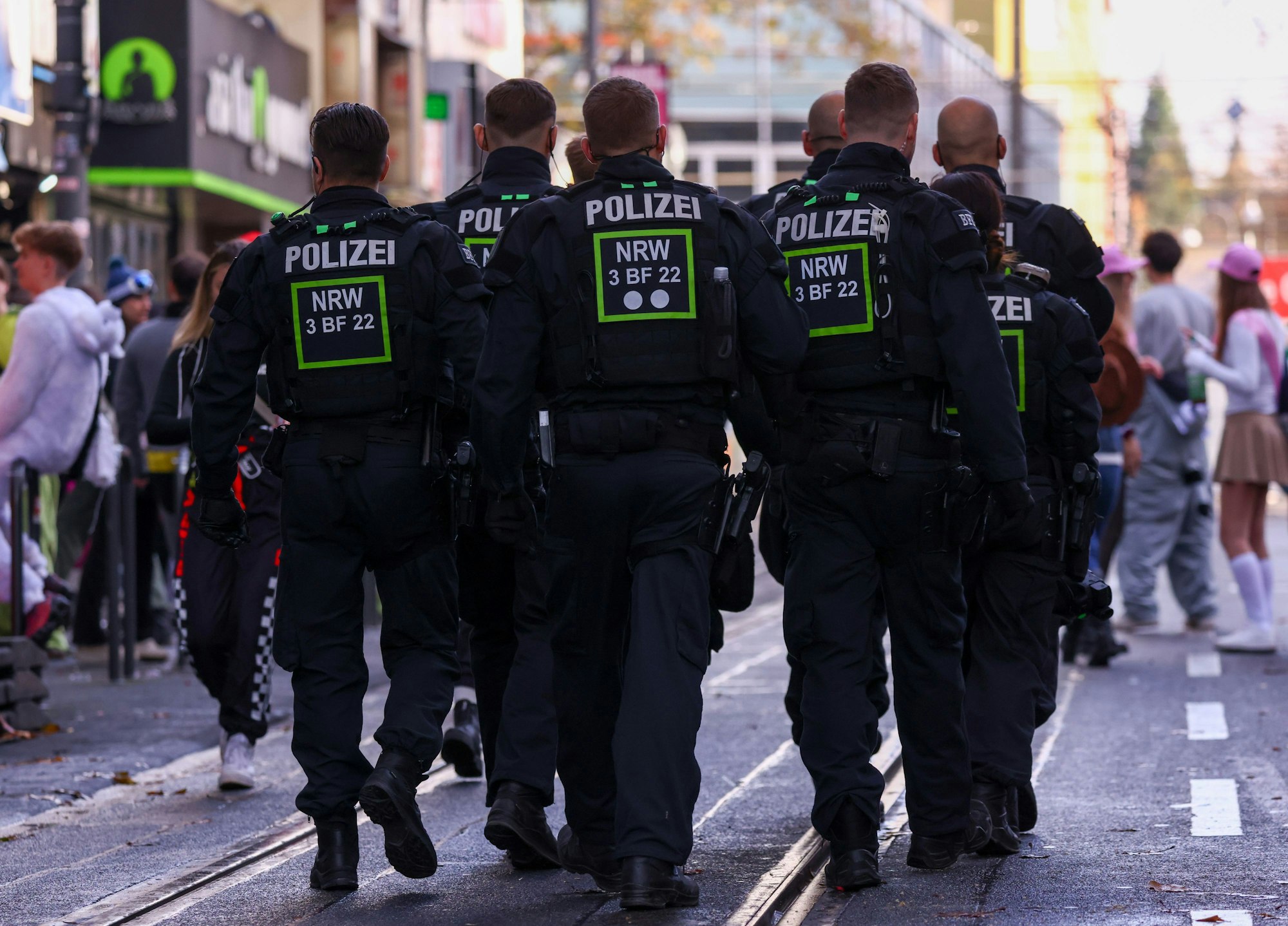 Die Polizei patrouilliert, während Jecke bei der Sessionseröffnung am 11.11. auf der Zülpicher Straße in Köln feiern.