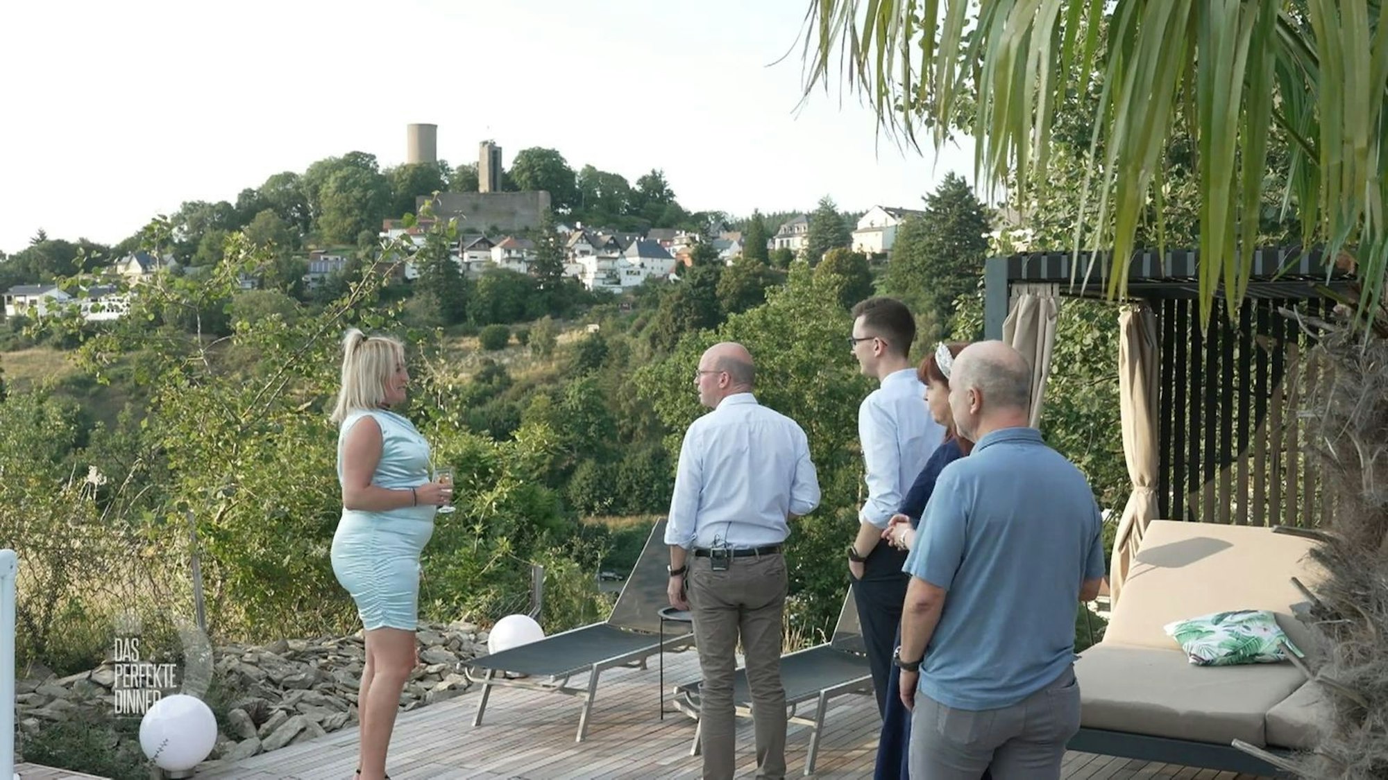 Volker, André, Carola und Andi (von linkns) staunen über Kingas selbstgebaute Gartenoase mit Blick auf die Burg.
(Bild: RTL)