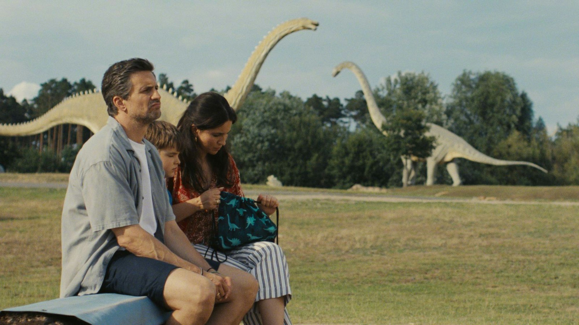 Für Lisa (Chryssanthi Kavazi), Frank (Tom Beck, links) und Valentin (Karl Jonathan Bethge) geht es in den Dinopark. (Bild: ZDF und Micky Graeter)