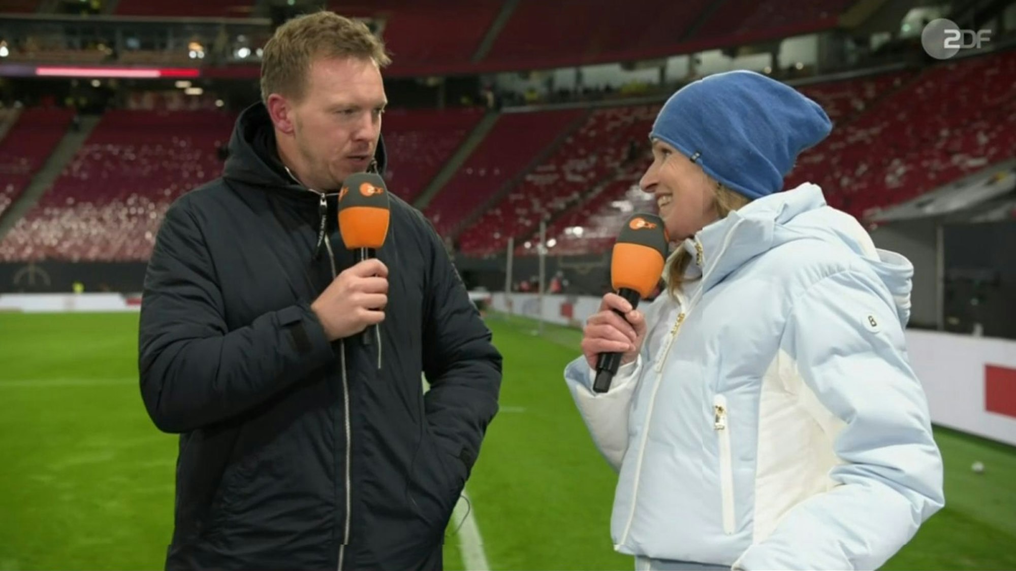 „Bin gespant, wie Sie uns das erklären“: Katrin Müller-Hohenstein im Gespräch mit Julian Nagelsmann nach dem Erfolg über die Slowakei, der die 21. WM-Teilnahme der deutschen Nationalmannschaft sicherte. (Bild: ZDF)