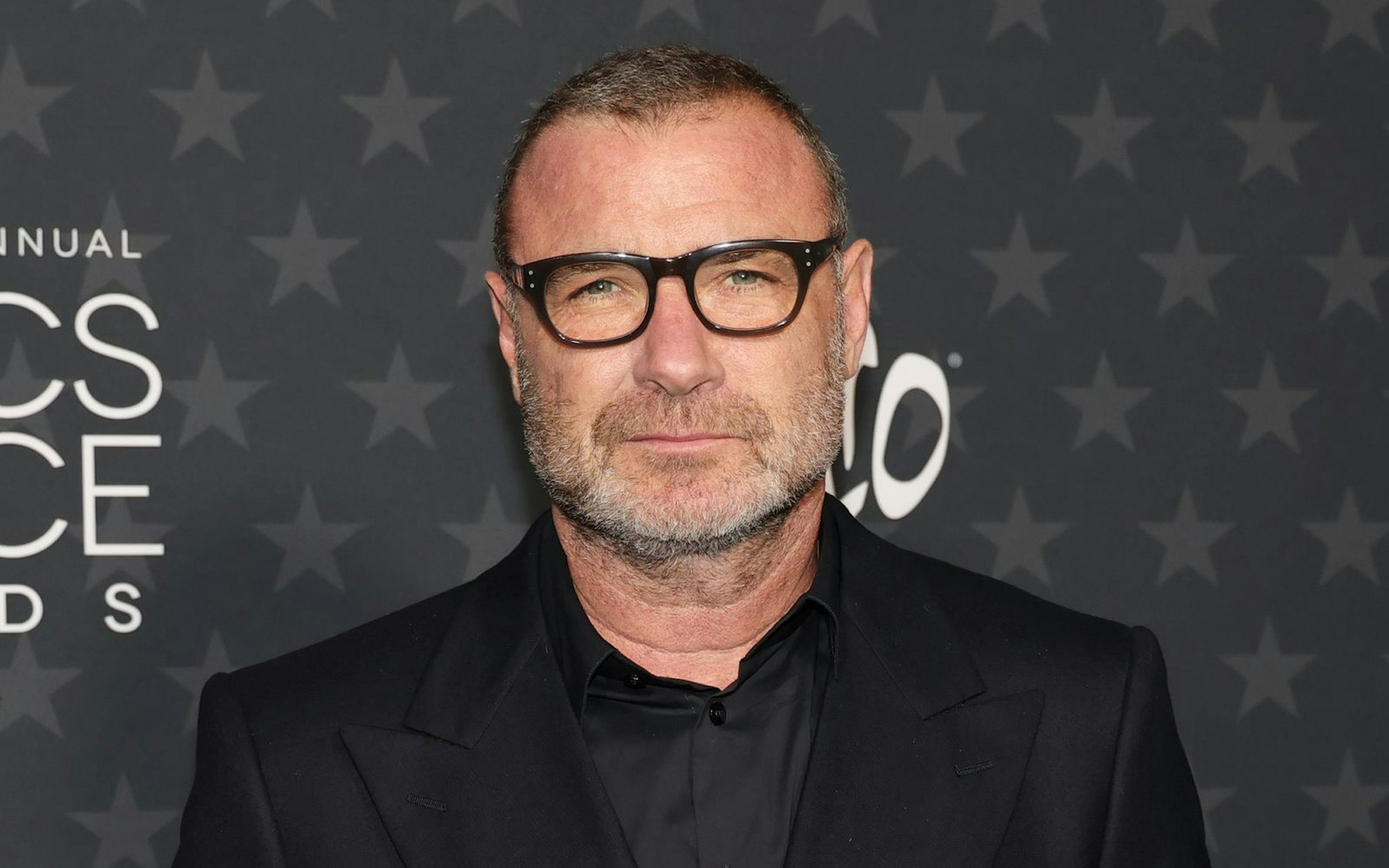 Liev Schreiber musste sich am Wochenende wegen starker Kopfschmerzen in ein Krankenhaus begeben. (Bild: 2025 Getty Images/Kevin Winter)
