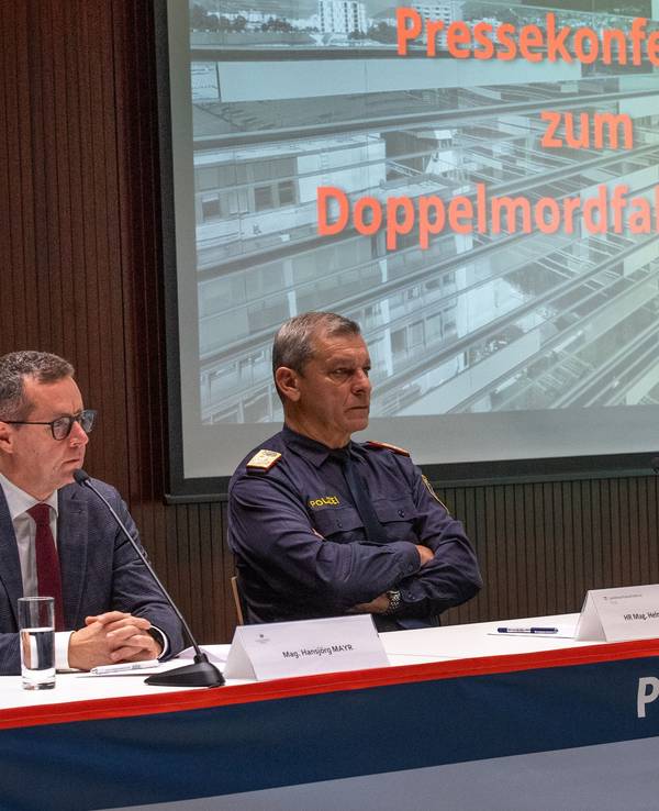 Hansjörg Mayr (l., Staatsanwaltschaft IBK), Helmut Tomac (Landespolizeidirektor) und Katja Tersch (Landeskriminalamtsleiterin) geben eine Pressekonferenz der Landespolizeidirektion Tirol zur Auffindung von zwei Opfern eines Doppelmordes in Innsbruck.