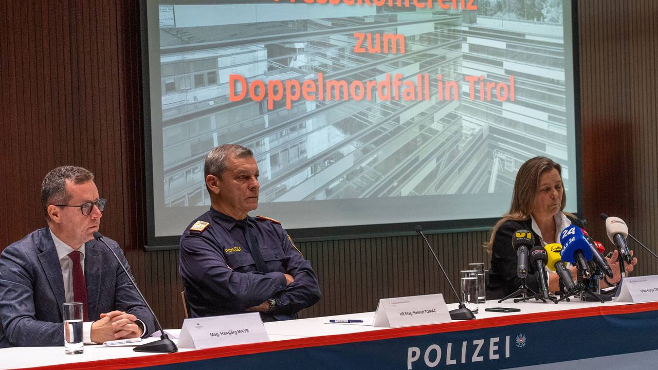 Hansjörg Mayr (l., Staatsanwaltschaft IBK), Helmut Tomac (Landespolizeidirektor) und Katja Tersch (Landeskriminalamtsleiterin) geben eine Pressekonferenz der Landespolizeidirektion Tirol zur Auffindung von zwei Opfern eines Doppelmordes in Innsbruck.