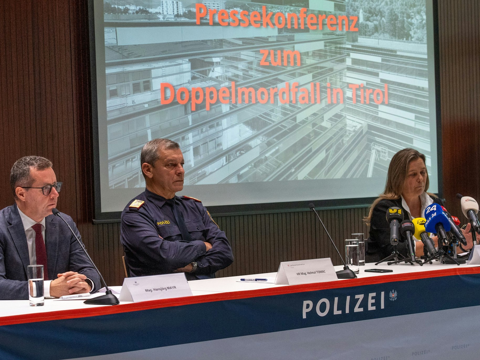 Hansjörg Mayr (l., Staatsanwaltschaft IBK), Helmut Tomac (Landespolizeidirektor) und Katja Tersch (Landeskriminalamtsleiterin) geben eine Pressekonferenz der Landespolizeidirektion Tirol zur Auffindung von zwei Opfern eines Doppelmordes in Innsbruck.