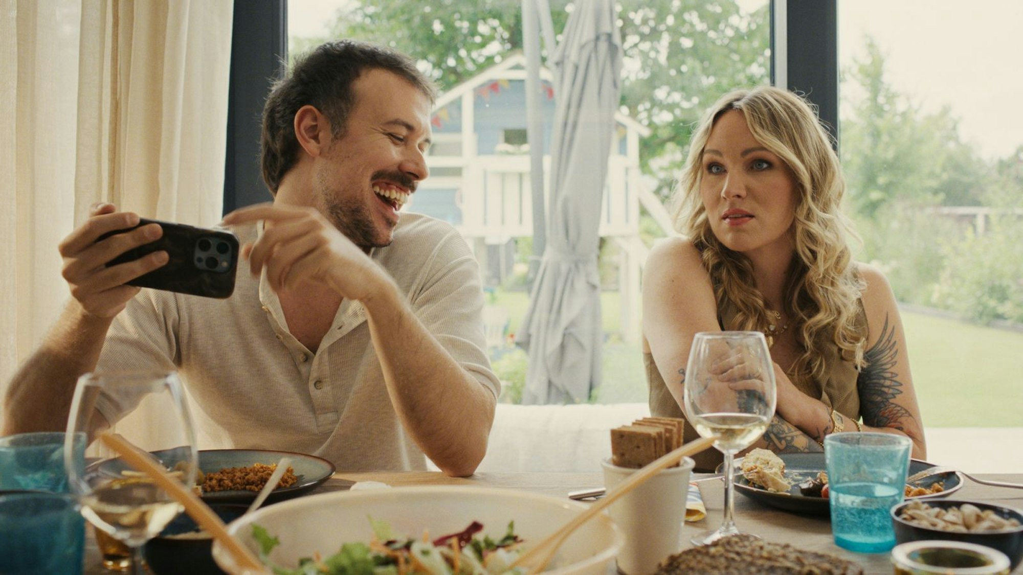 Christin (Evelyn Weigert) und Patrick (Fred Costea) führen eine offene Ehe. (Bild: ZDF und Micky Graeter)