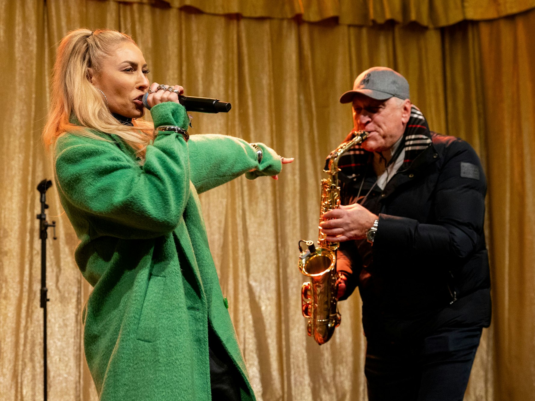Linda Teodosiu beim Auftritt mit ihrem Vater Flavius auf dem Weihnachtsmarkt.