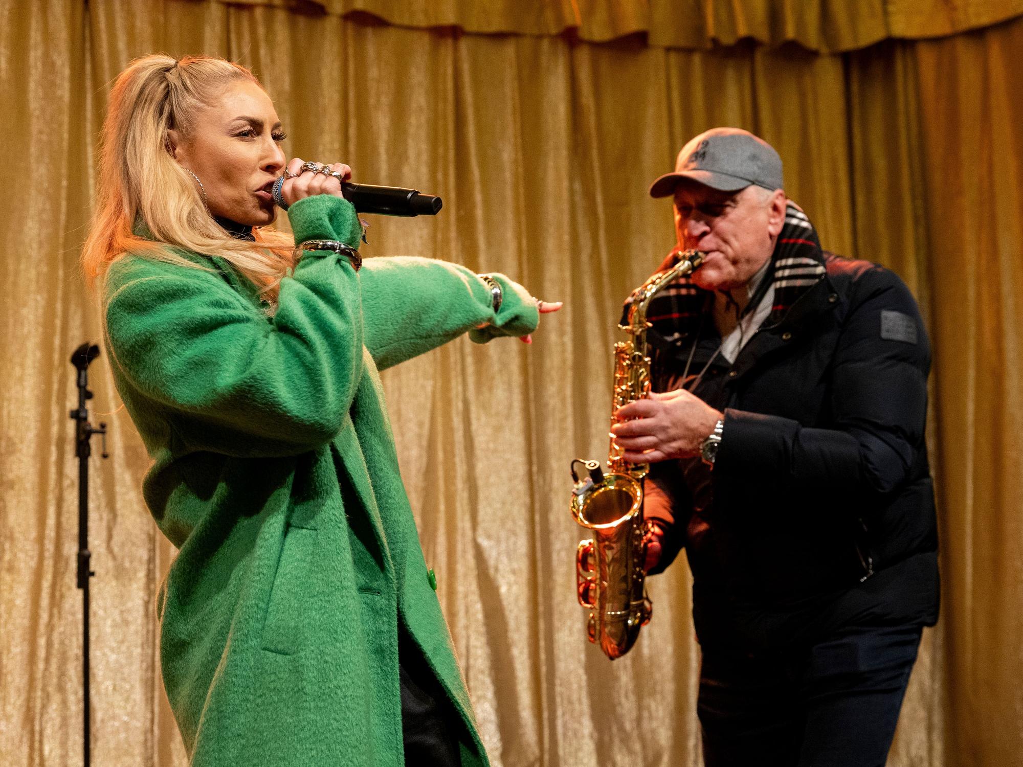 Linda Teodosiu beim Auftritt mit ihrem Vater Flavius auf dem Weihnachtsmarkt.