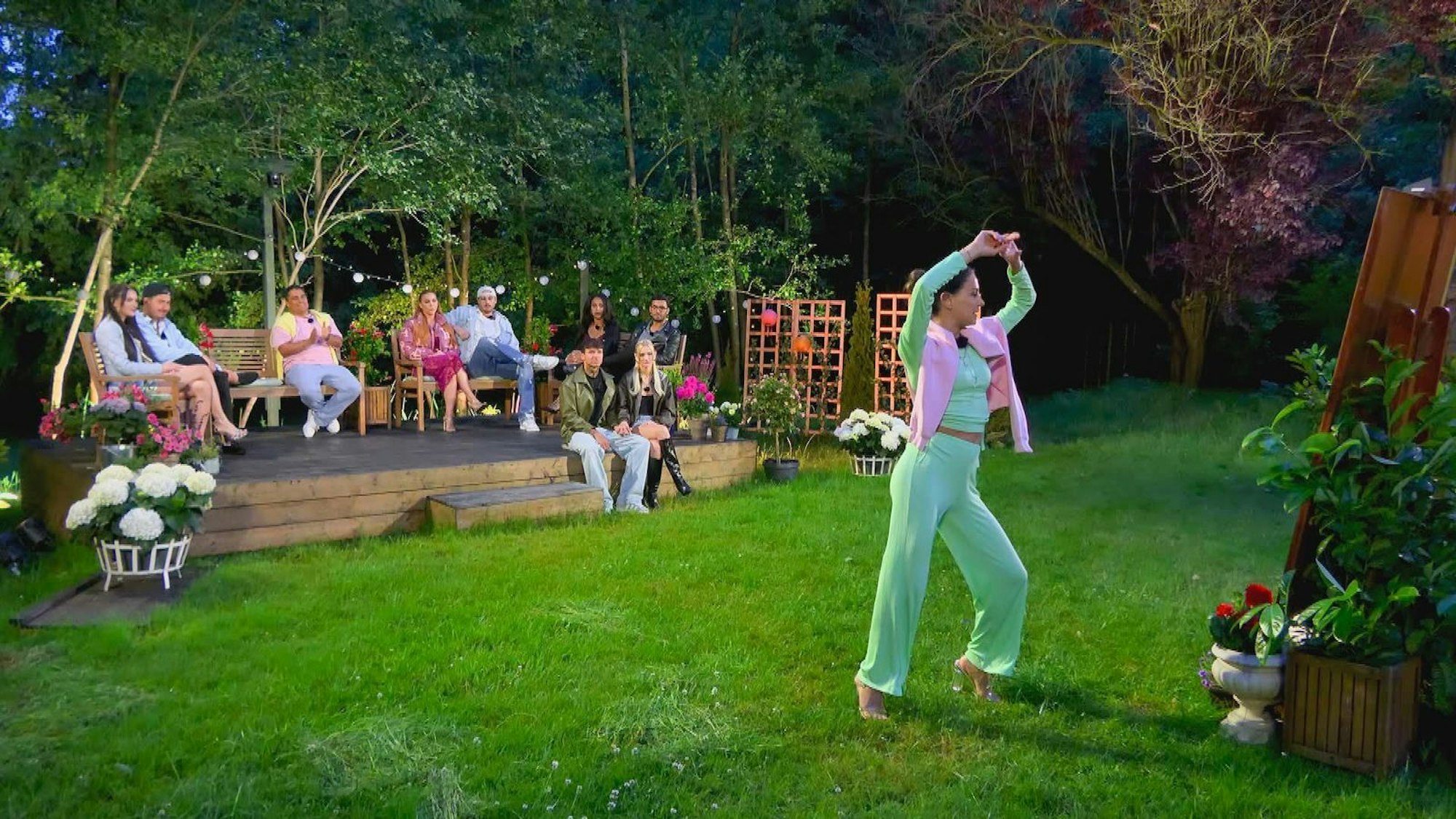 „Biddi biddi bäng“ - einmal darf Steffi (rechts) noch mit dem Popo wackeln, dann war es das für sie und Silva. Doch kann sie ein unmoralisches Angebot noch retten? (Bild: RTL)